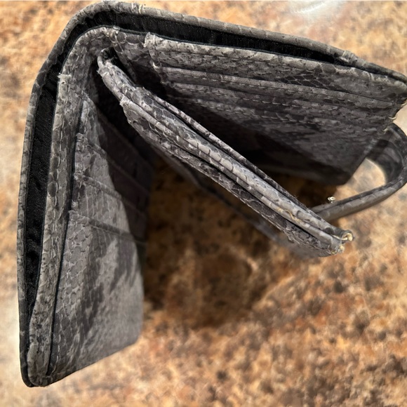 Wallet bi-fold, coin, card slots & picture frame flap in a gray faux alligator - Picture 7 of 7